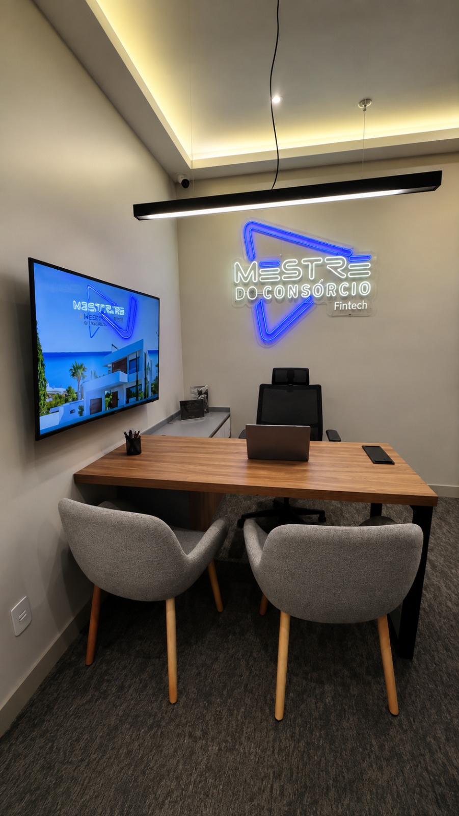 Sala de reuniões com a marca em neon